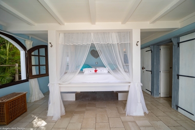 Bedroom 1: A king size bed, air conditioning, private air-conditioned bathroom with shower and mosqu