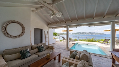 Living & Dining Area: Ceiling fan. Dining table for 6 guests. View over the bay. 
