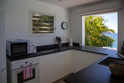 Kitchen: Very open kitchen taking advantage of the beautiful ocean view and pool. Equiped with Blend