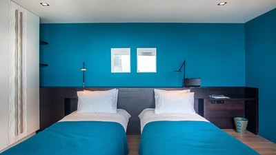 Bedroom 4: LOWEST LEVEL: Opulent Blue master bedroom with twin beds (large king size bed u