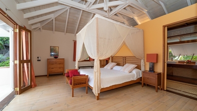 Bedroom 2: On the upper level. Air conditioning, king size four-poster bed, ensuite bathroom, I