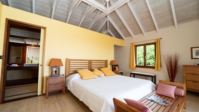 Bedroom 3: On the upper level. Air conditioning, king size four-poster bed, ensuite bathroom, I
